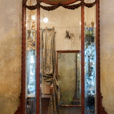 Антикварное зеркало с консольным столиком